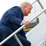 Trump e Rubio tropeçam nas escadas do Air Force One