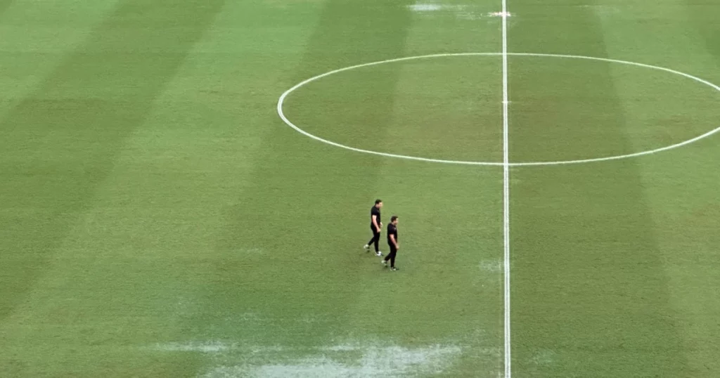 Vitória x Cruzeiro: gramado do Barradão alagado antes do jogo