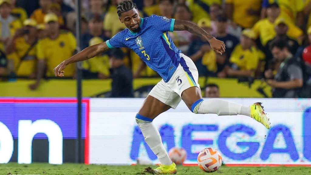 Zagueiro Alexsandro se apresenta à Seleção em sua estreia