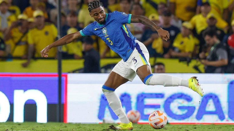 Zagueiro Alexsandro se apresenta à Seleção em sua estreia Zagueiro Alexsandro se apresenta à Seleção em sua estreia