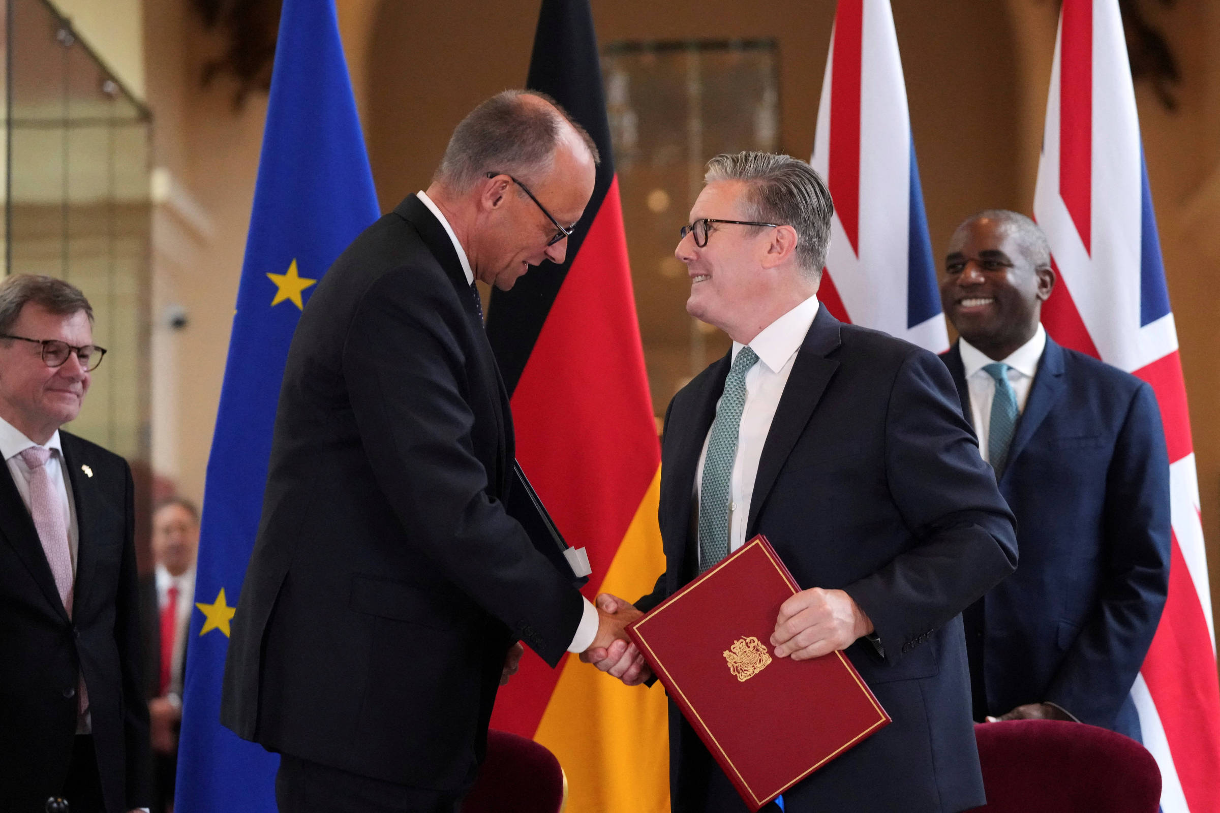 Alemanha e Reino Unido firmam pacto de defesa mútua - 18/07/2025