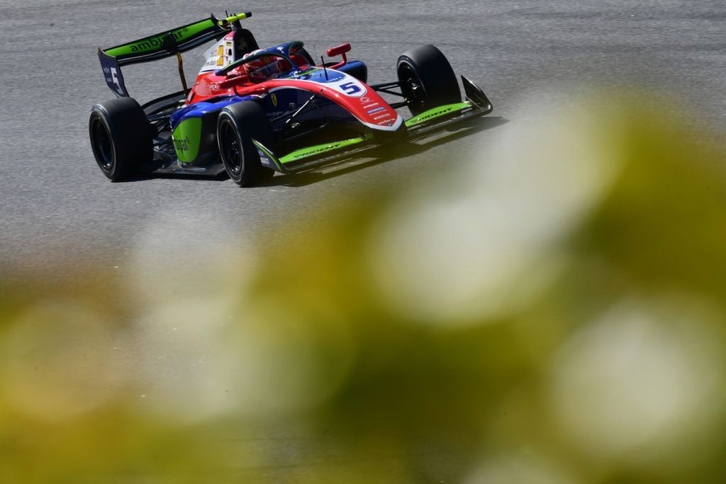 Câmara P8 na Sprint; Tsolov abandona e Inthraphuvasak vence
