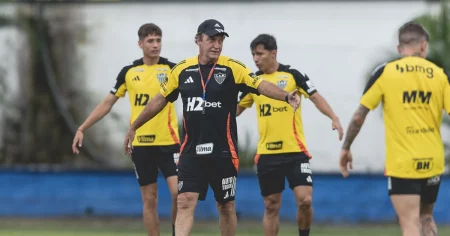 Cuca define escalação do Atlético para jogo decisivo na Sul-Americana