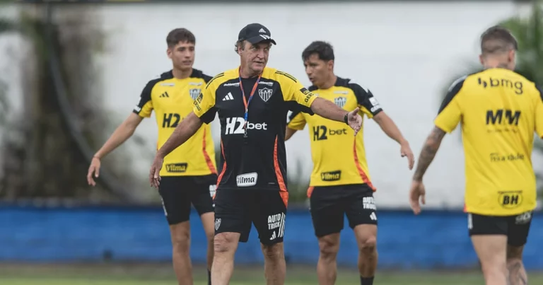 Cuca define escalação do Atlético para jogo decisivo na Sul-Americana