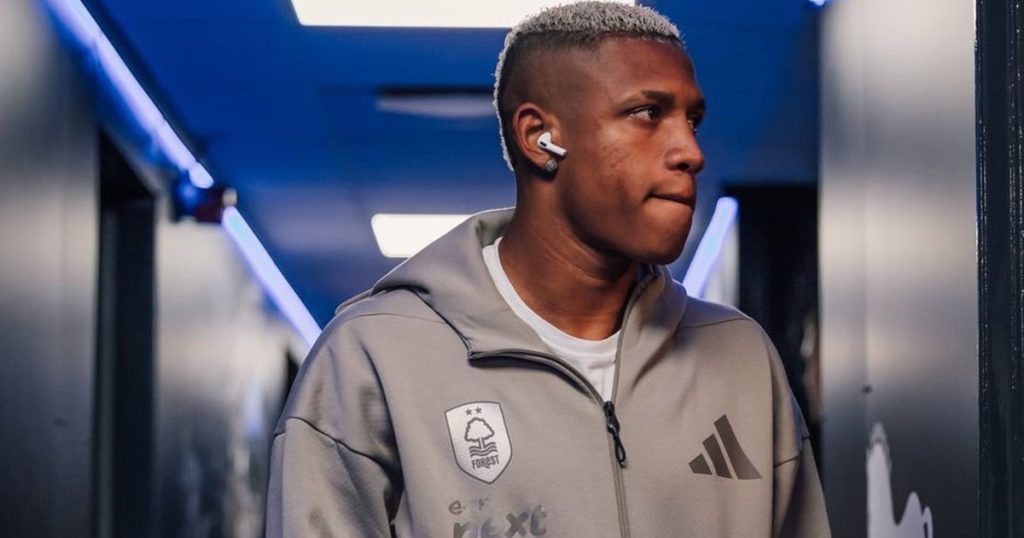 Danilo chega ao Rio para se apresentar ao Botafogo nesta noite
