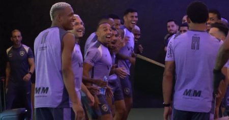 Danilo começa atividades com o Botafogo e recebe trote; assista!