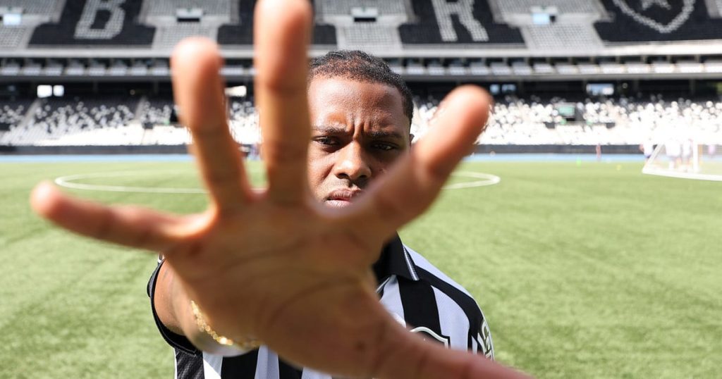 Kaio Pantaleão, recém-chegado, pode se tornar titular na zaga do Botafogo