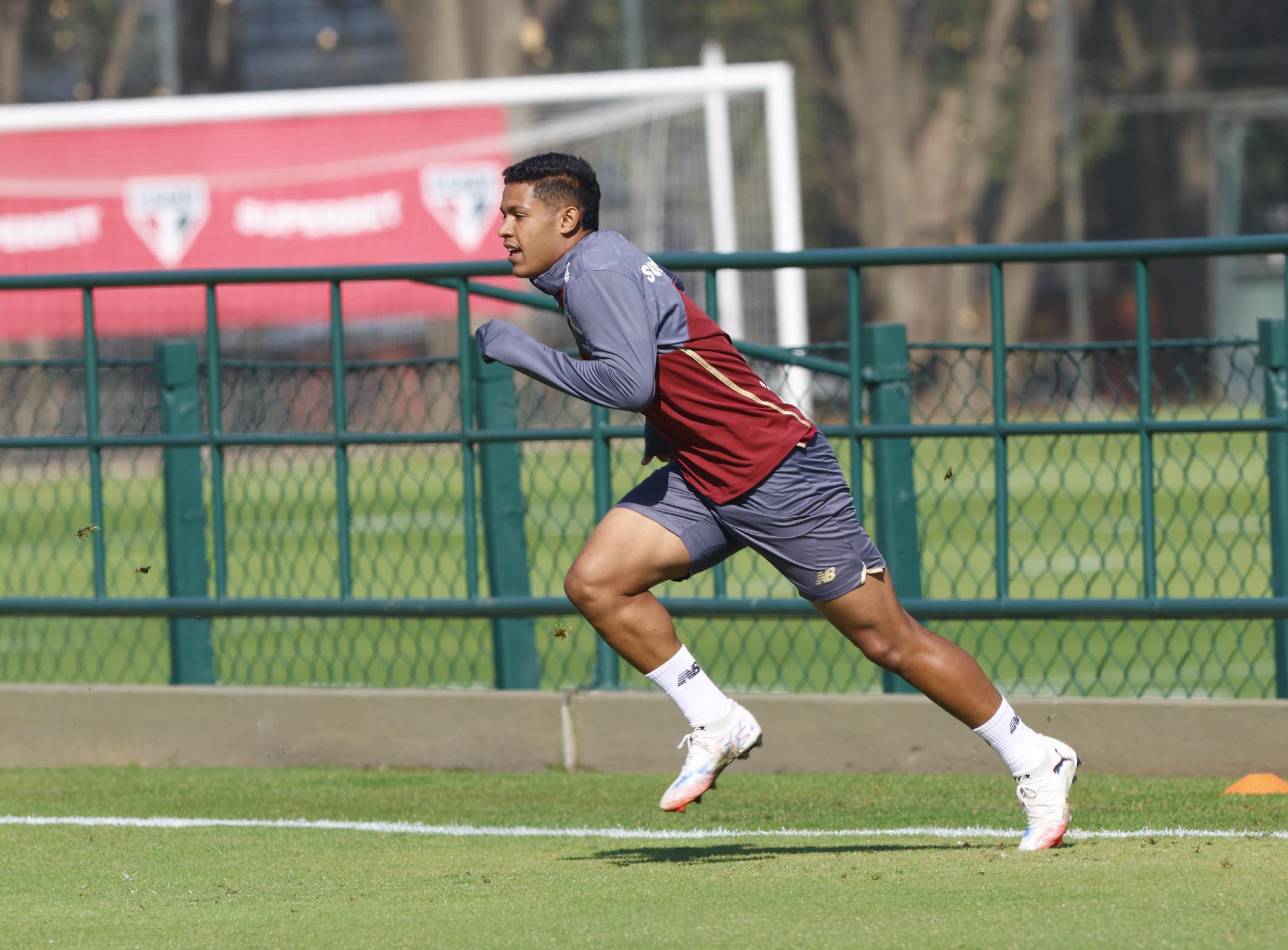 Ryan Francisco tem lesão no joelho esquerdo e fará cirurgia.