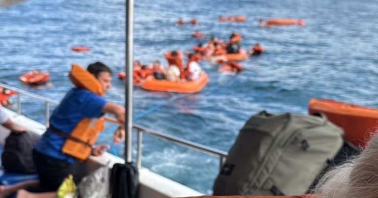 VÍDEO: Barcos colidem e um deles afunda
