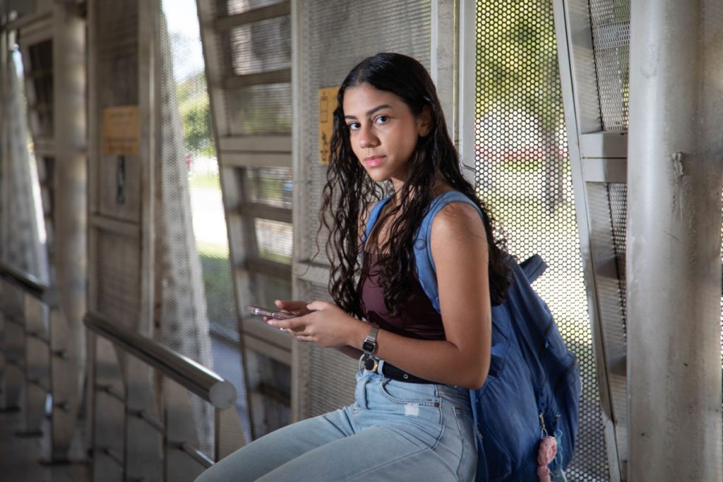 Estudante com dois empregos deseja mudar a vida da avó